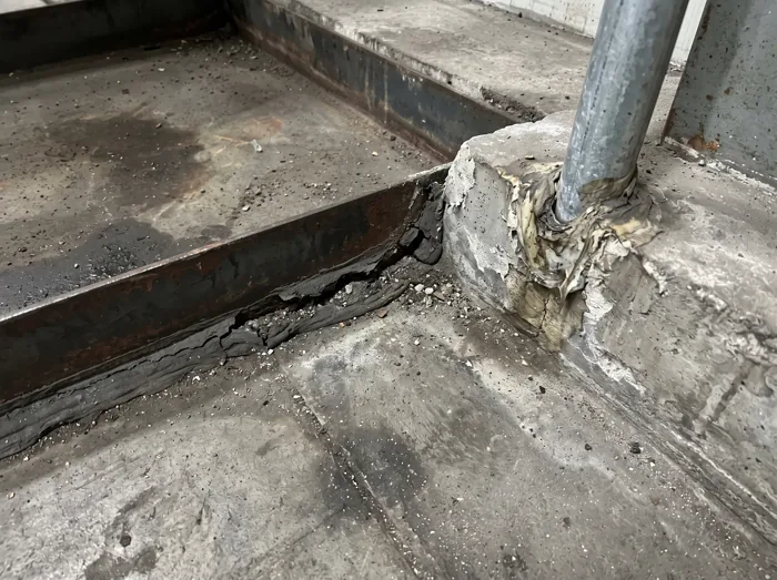 Beispielfoto: offene Randfuge am Sockel neben einer Rohrdurchführung