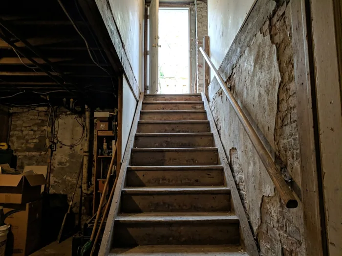 Beispielfoto: schmale Kellertreppe hinauf zur Tür nach draußen