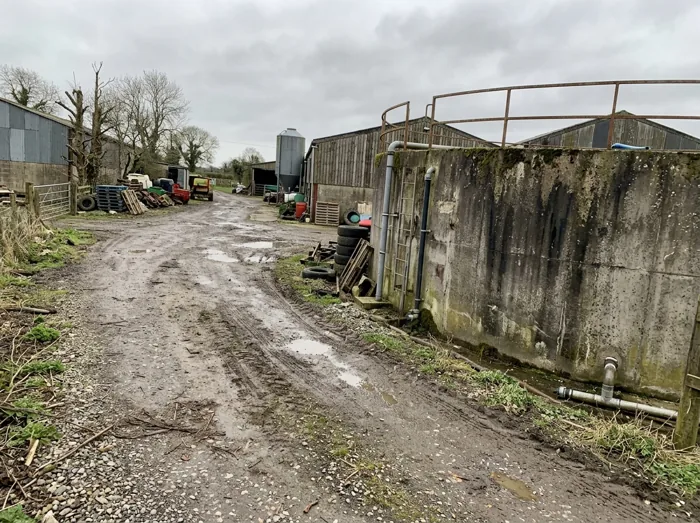 Beispielfoto: Übersicht einer Hofstelle mit Behälter und Fahrsilo