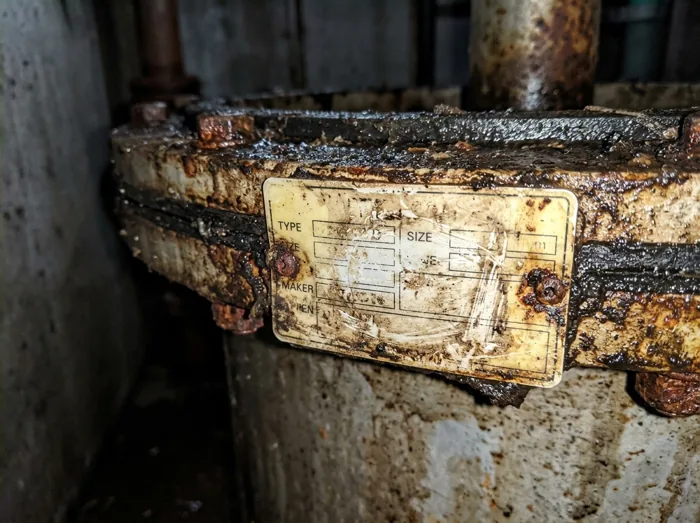 Beispielfoto: Typenschild an einem Abscheider