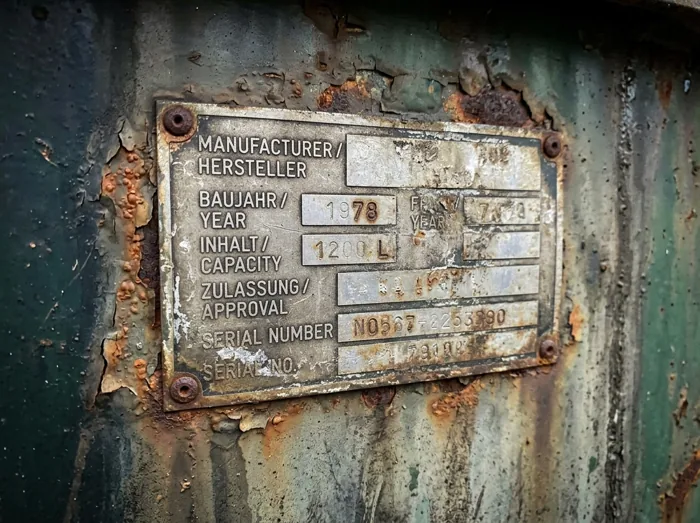 Beispielfoto: Typenschild an Tank oder Zapfsäule